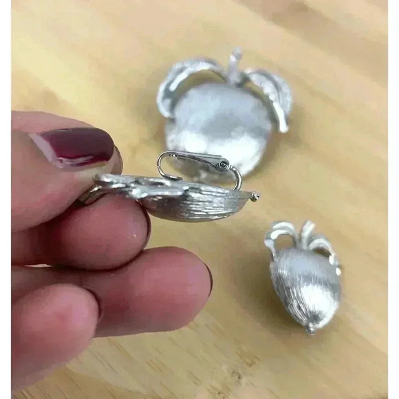 VTG Sarah Coventry Apple Brooch & Matching Earrings Silver Toned Adam's Delight - Picture 3 of 10